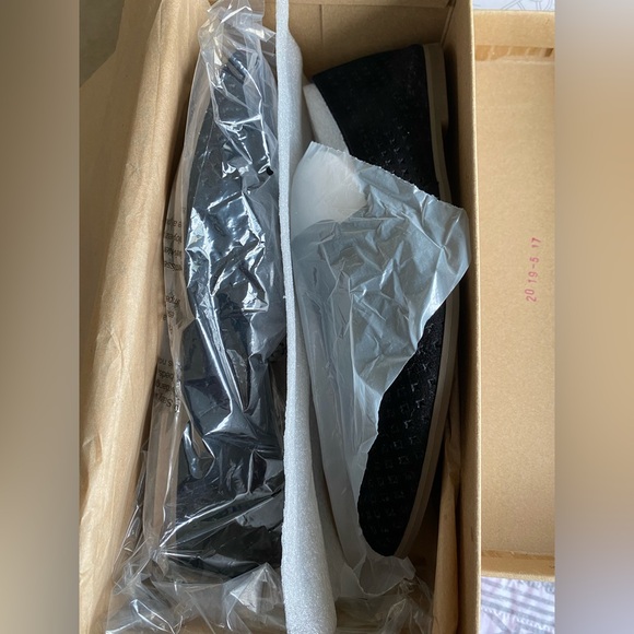 NIB Lucky Brand Carthy perforated Suede Slip On - 9M - Picture 9 of 10